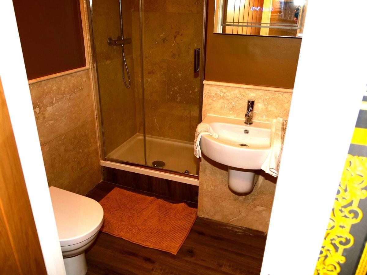 Ultra Deluxe Versace Apartment Near Sheffield Full Sky Tv Rotherham Extérieur photo